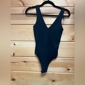 Vuori Halo V-Neck Bodysuit Black